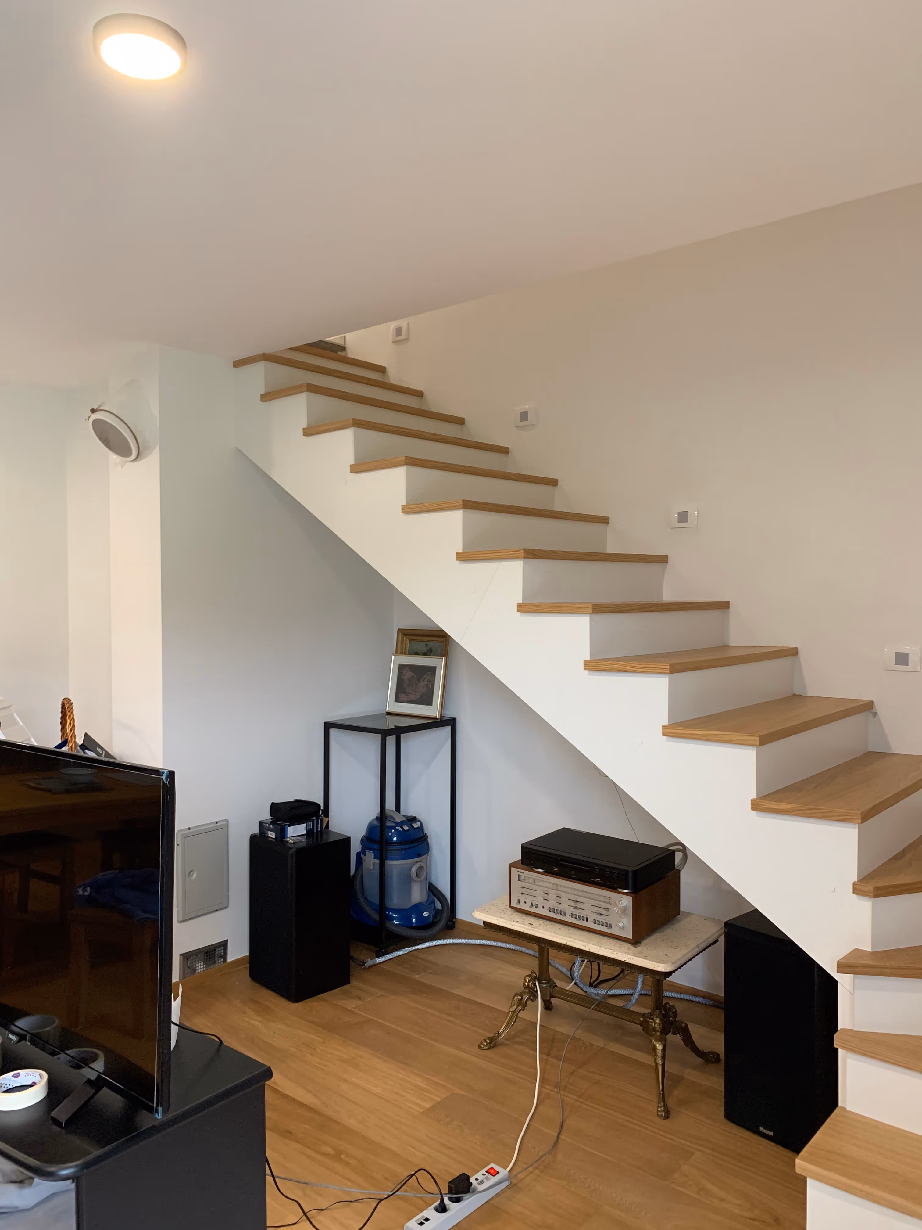 Image from Elegantne lesene stopnice album