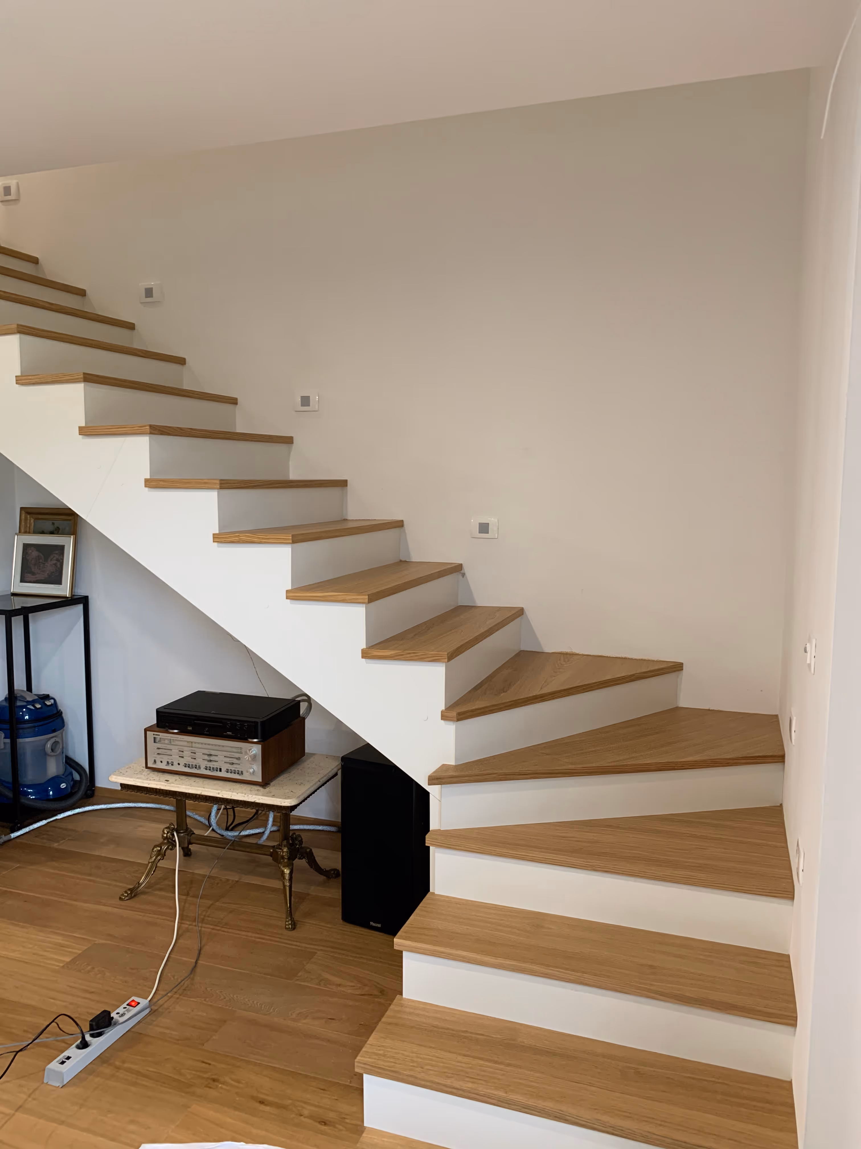 Image from Elegantne lesene stopnice album