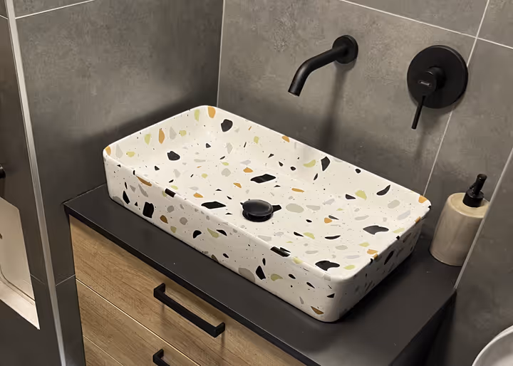 Moderna kopalnica s toplimi detajli