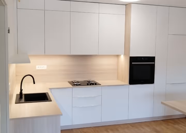 Moderna kuhinja v svetlih tonih