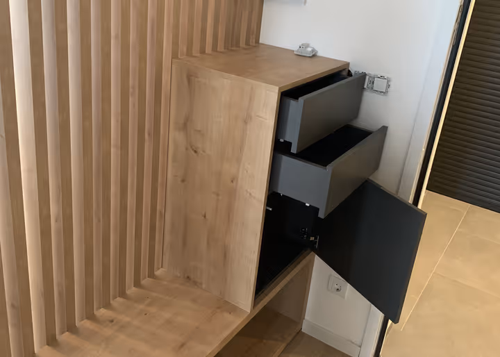 Moderna predsoba z lesenimi letvami