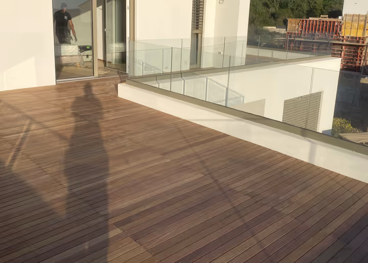 Prostorna terasa s steklenimi ograjami