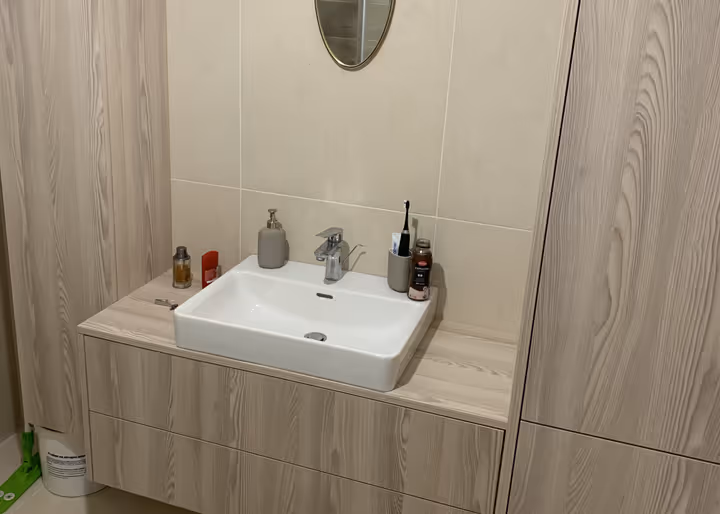 Sodobna kopalnica v lesnem dekorju